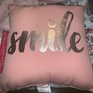 Decorative throw pillow, never used. 💓